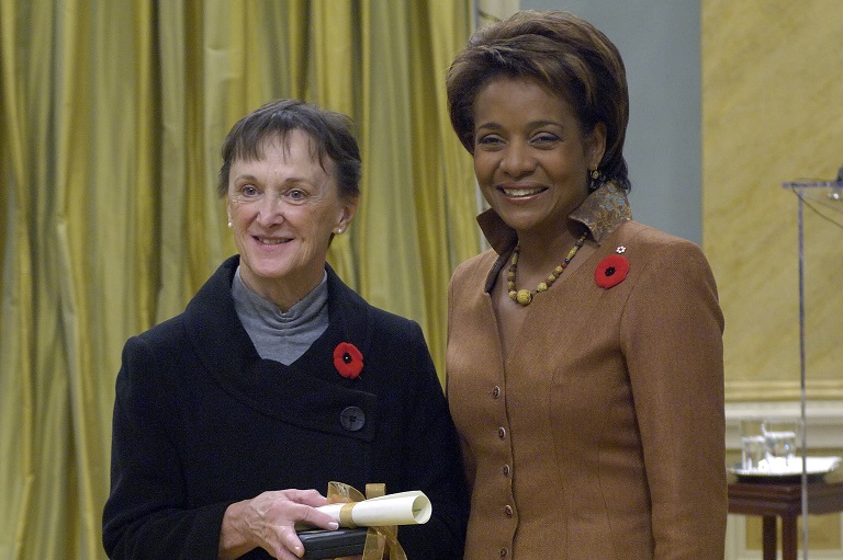 Susan Haynes accepting her award at Rideau Hall, 2007.