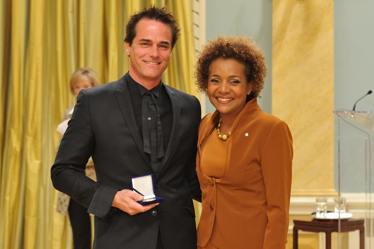 Paul Gross accepting his award at Rideau Hall, 2009.