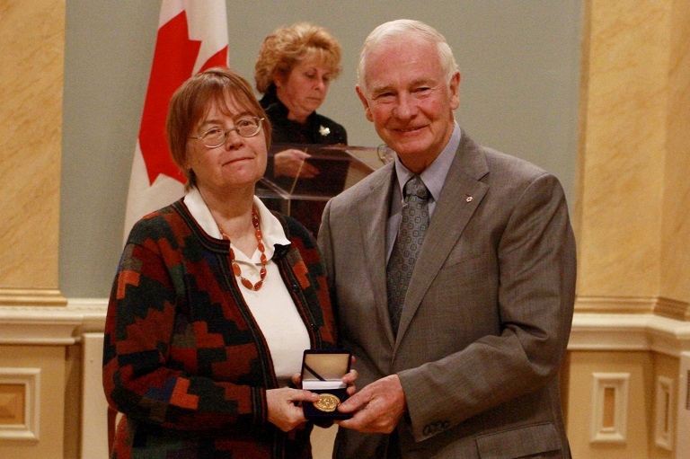 Béatrice Craig accepting her award at Rideau Hall, 2010.