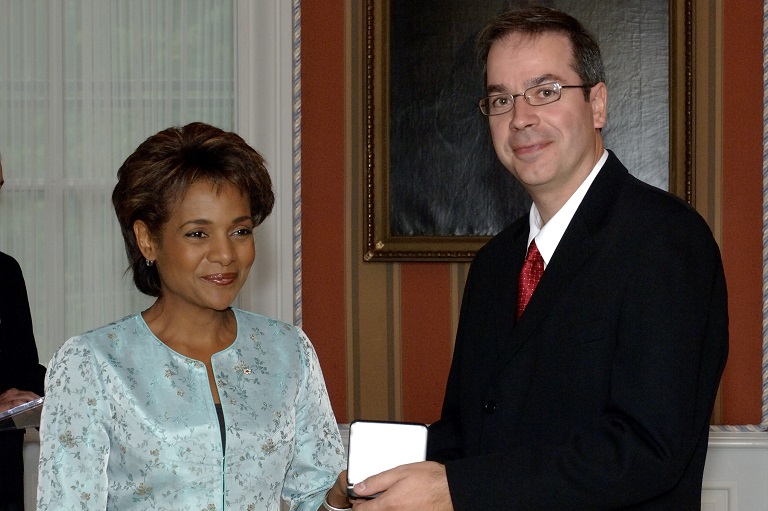 Antony Caruso receiving his award at Rideau Hall, 2006.