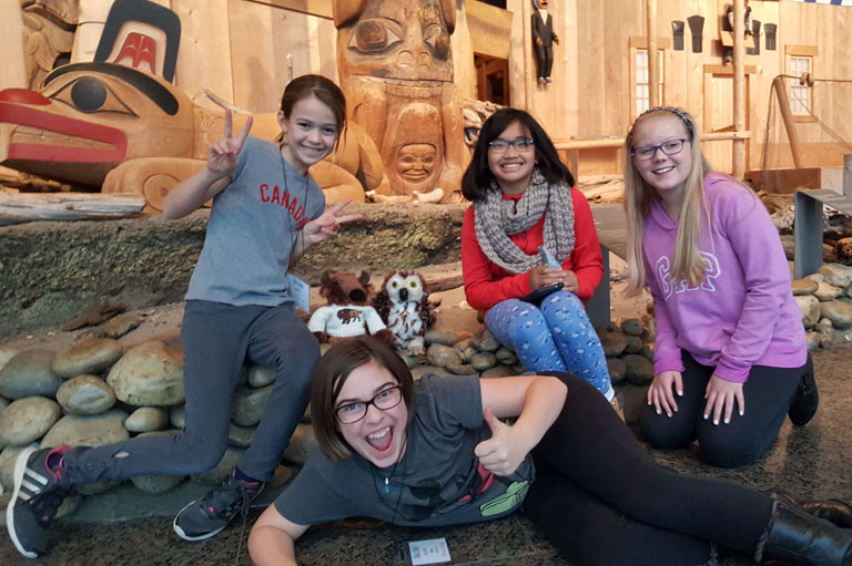 photo couleur jeunes citoyens au musée de l'histoire