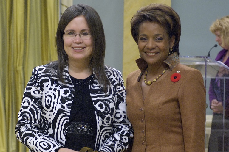 Rhonda Draper accepting her award at Rideau Hall, 2007.